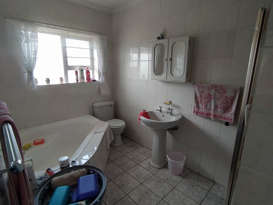6 Bedroom Property for Sale in De Kelders Western Cape